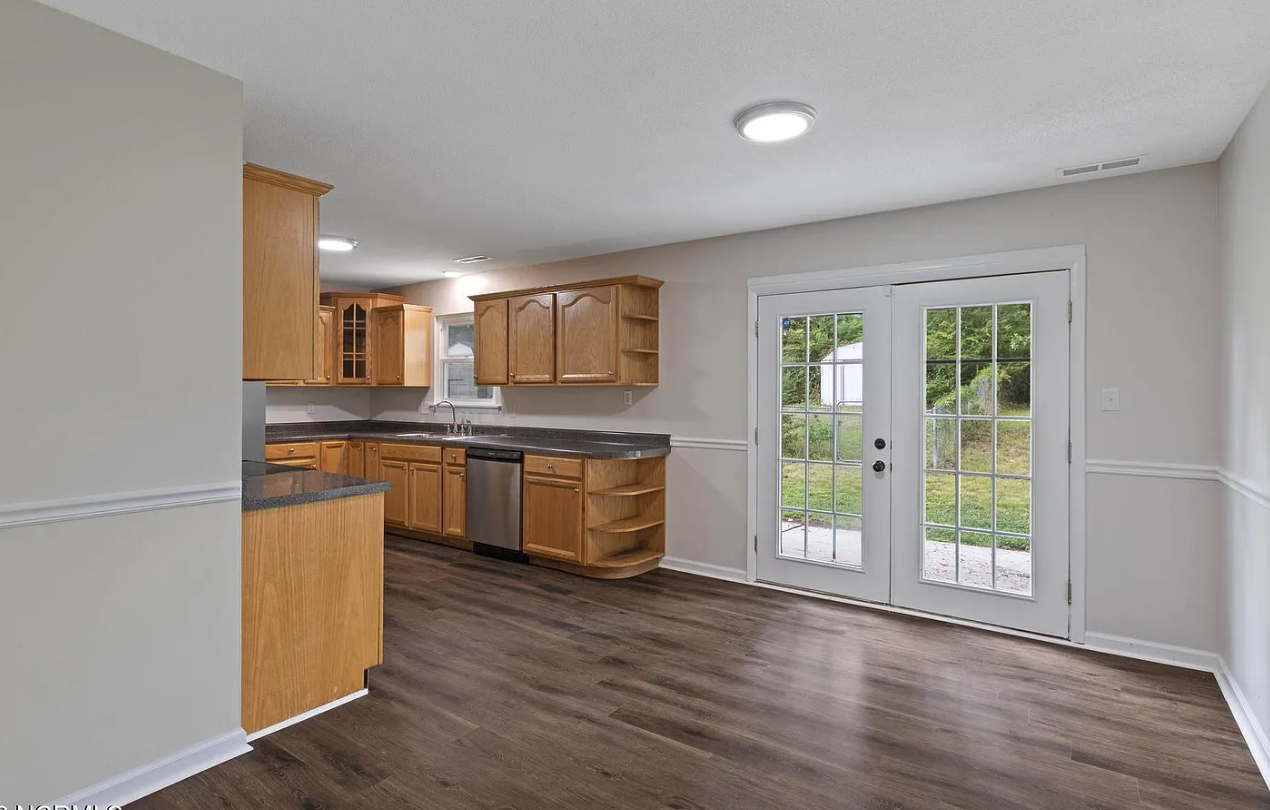 111 Thames Dr #1 - Photo 3 of 8