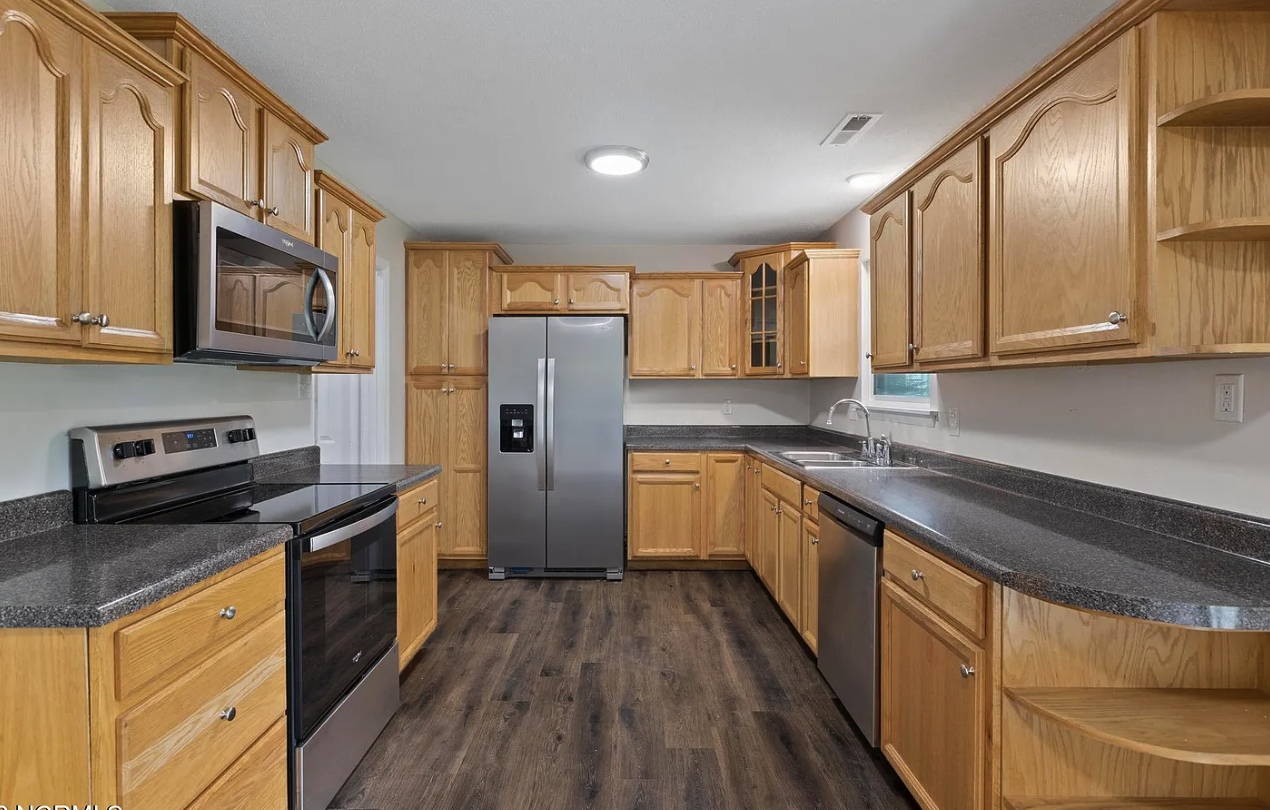 111 Thames Dr #1 - Photo 4 of 8