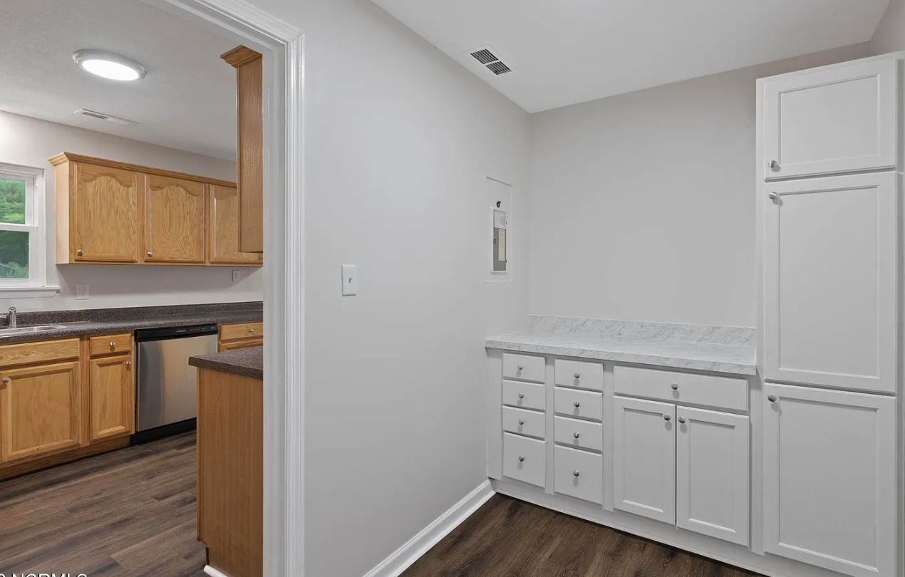 111 Thames Dr #1 - Photo 5 of 8