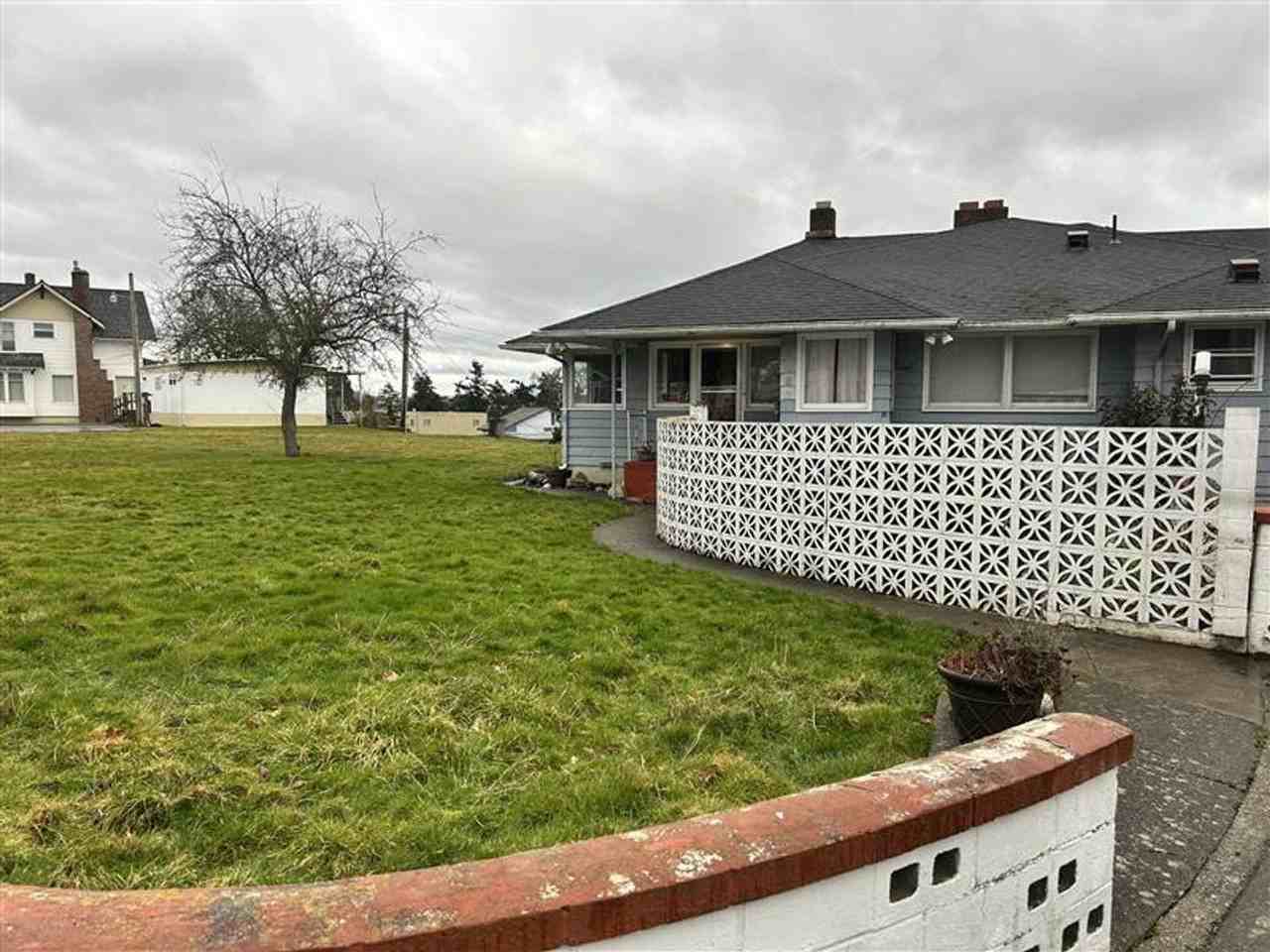 8082 Harborview Rd - Photo 2 of 20