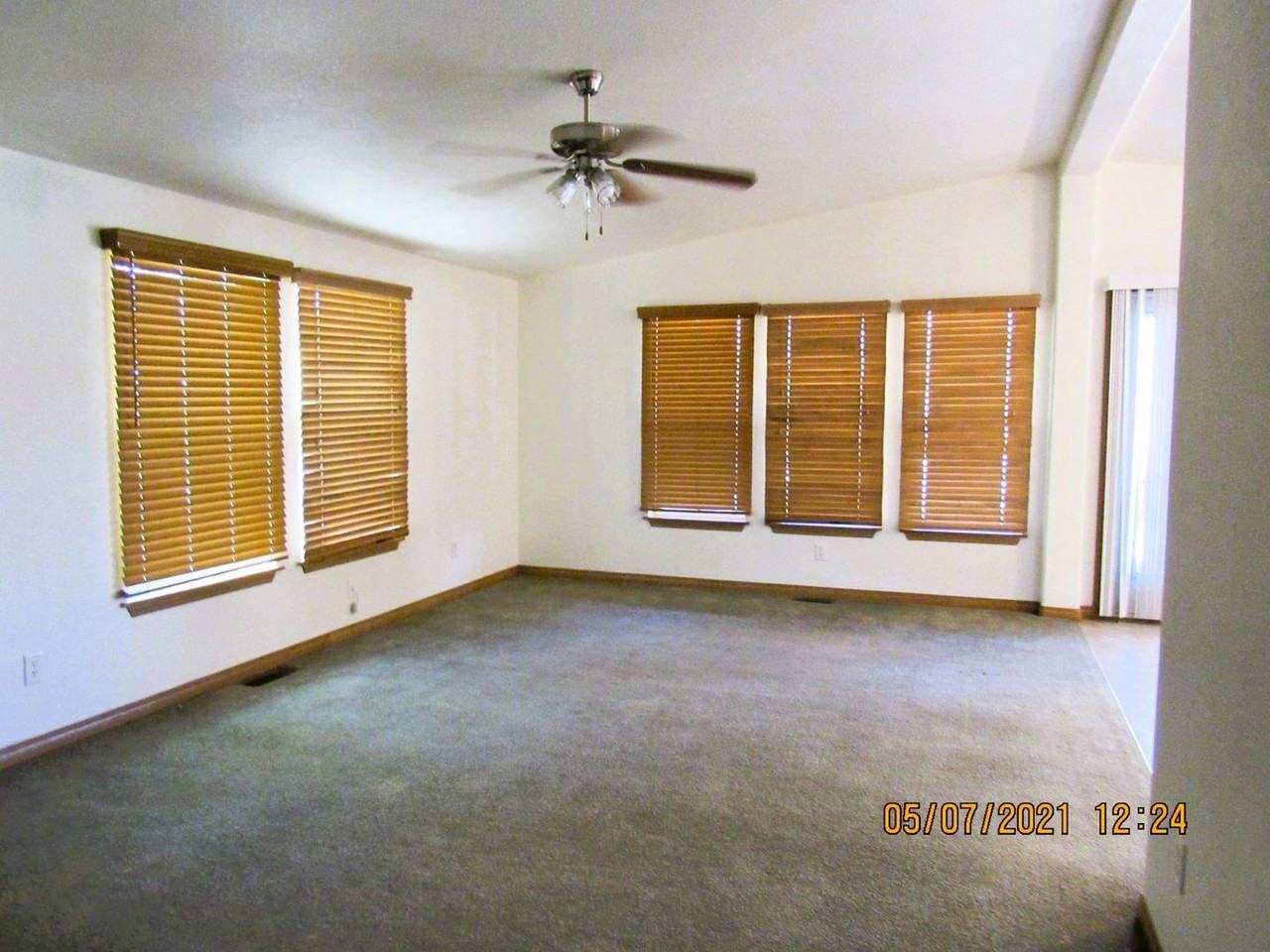 480 Denver Ave - Photo 3 of 21