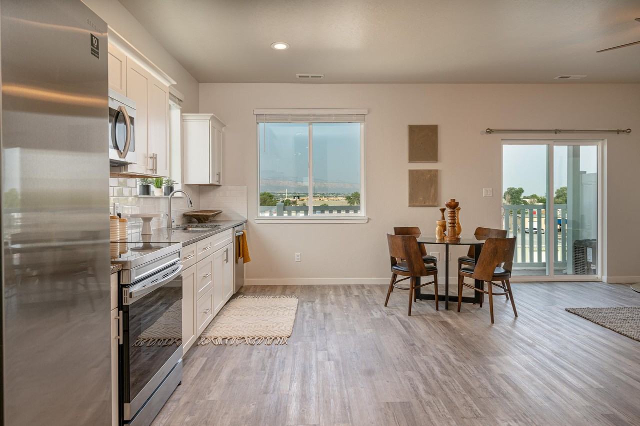 450 W Kennedy Ave #2 - Photo 5 of 19