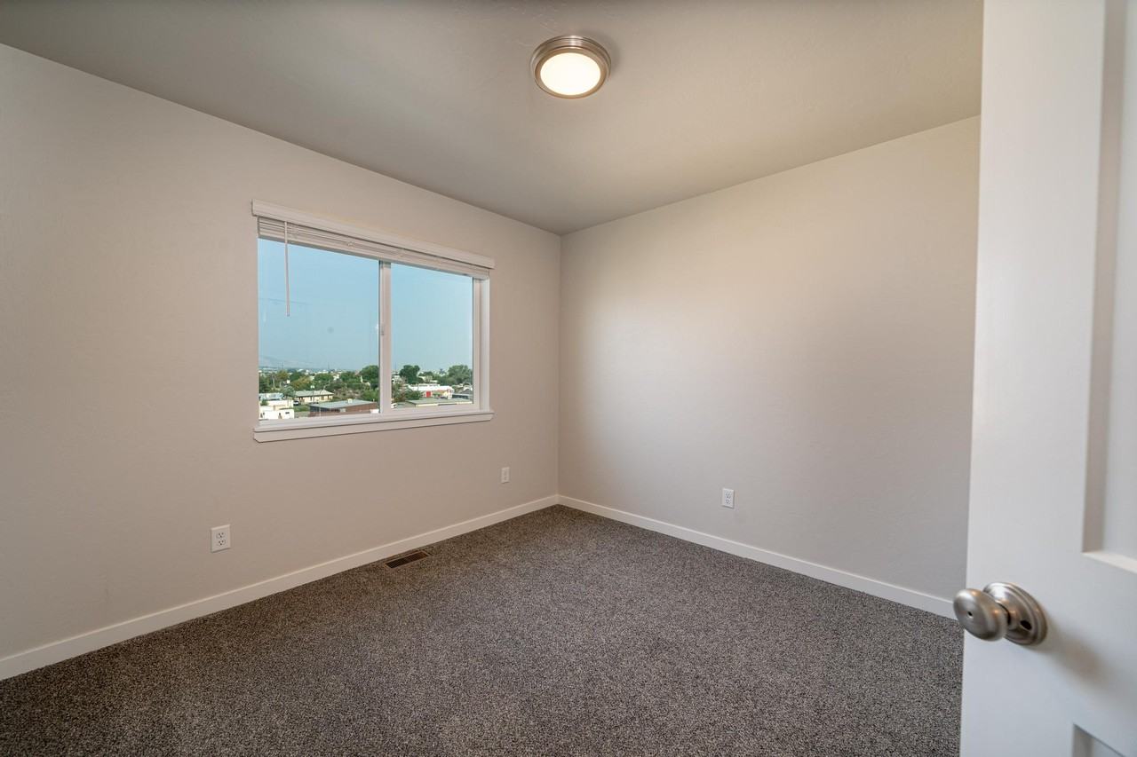 450 W Kennedy Ave #2 - Photo 7 of 18