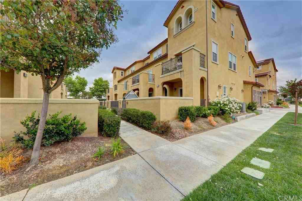 10403 Persimmon Ct - Photo 2 of 41