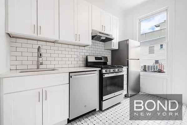 140 Bedford Ave - Photo 2 of 4