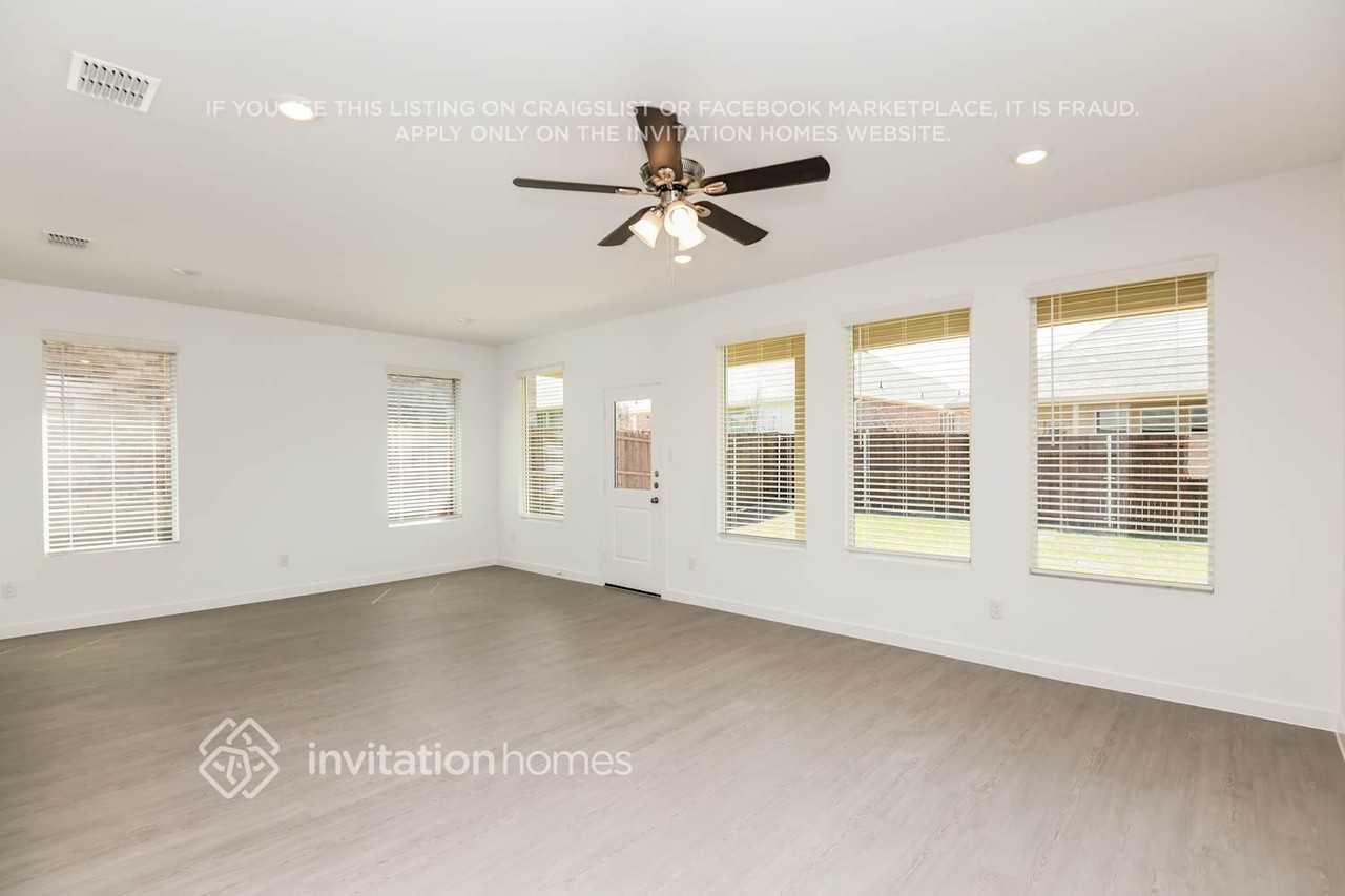 312 Sedalia Trl - Photo 4 of 17