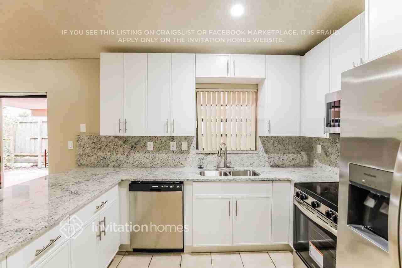8021 Sw 136th Ct - Photo 7 of 17