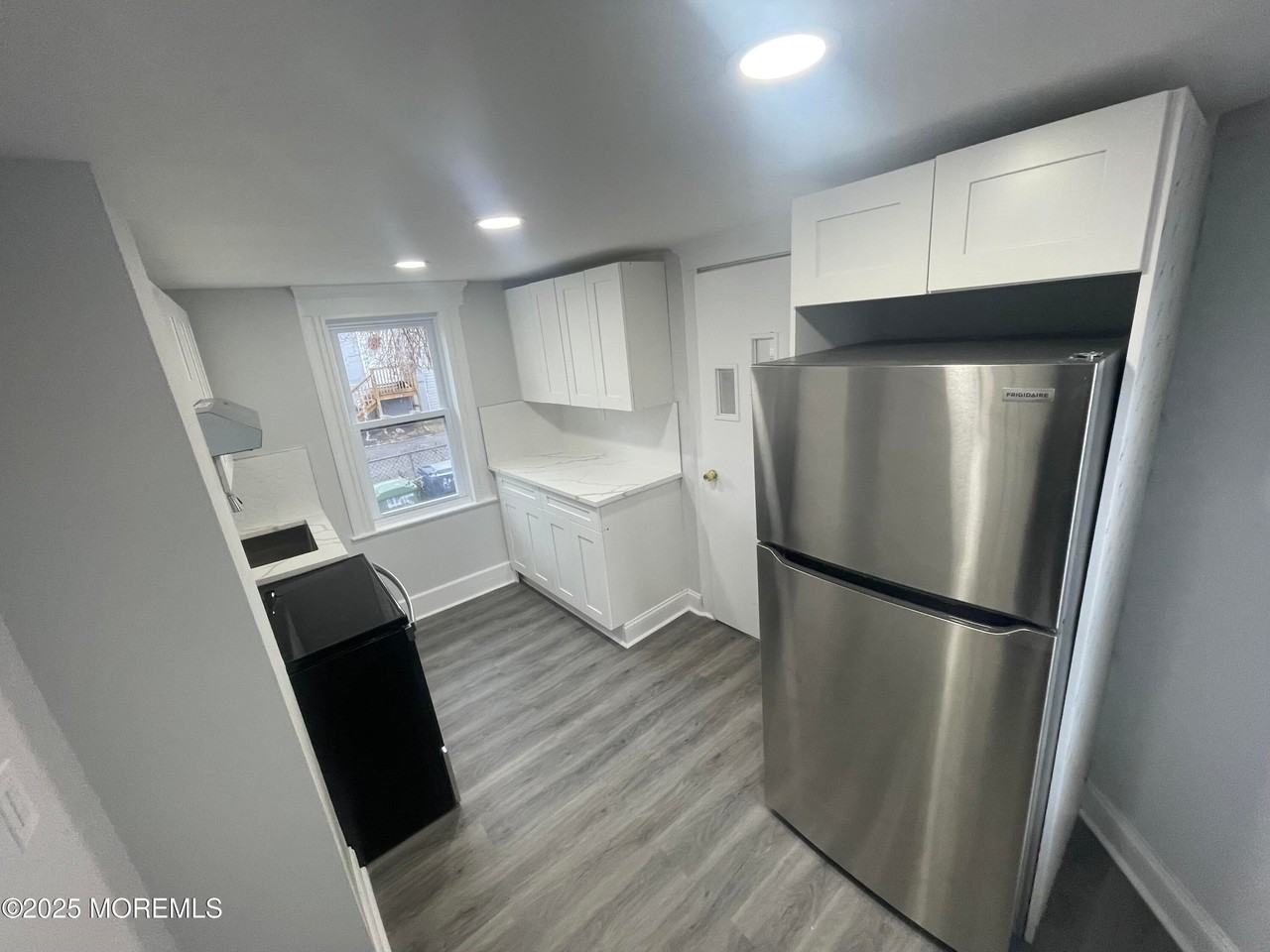 405 Myrtle Ave - Photo 4 of 11
