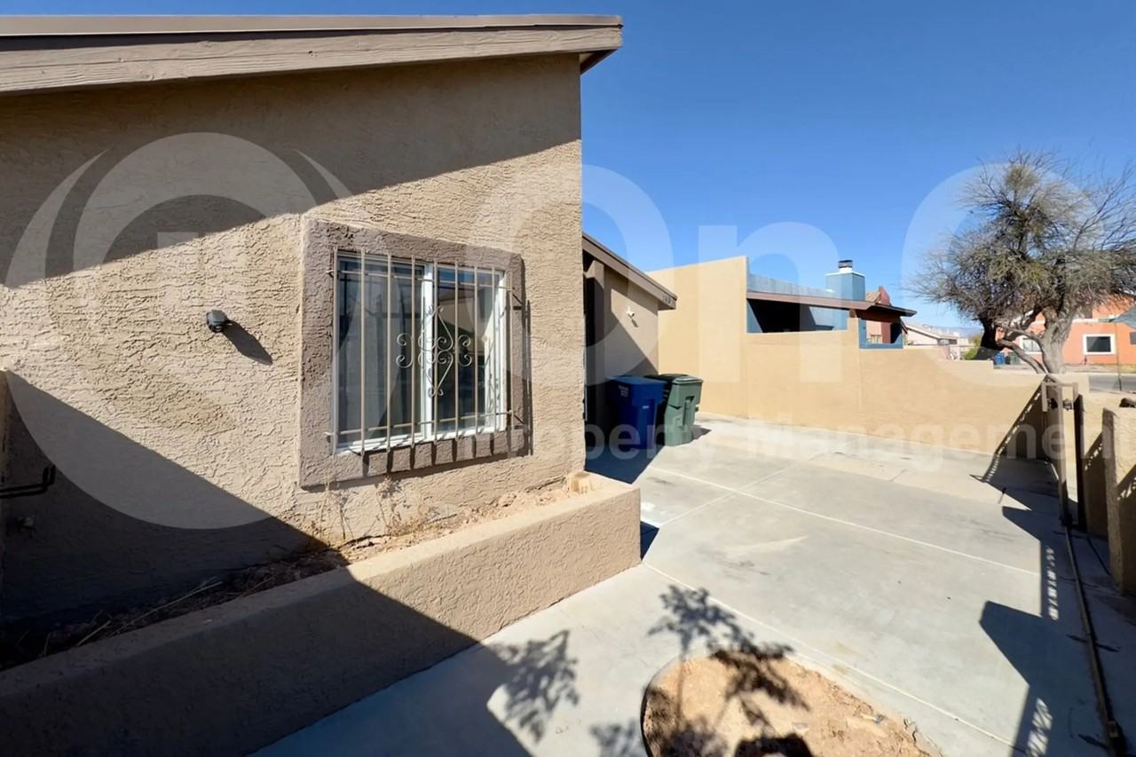 142 W Wedwick St - Photo 3 of 25