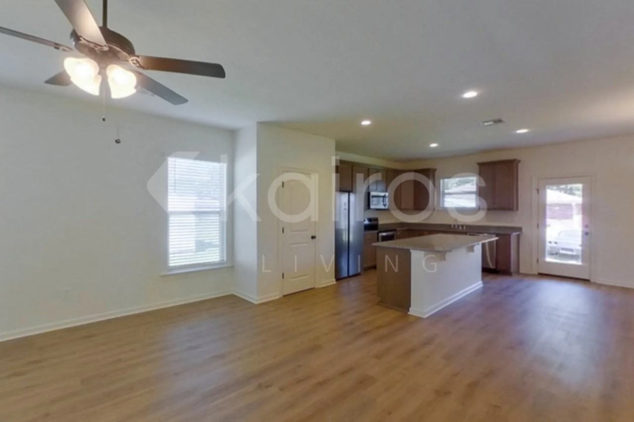 201 Salvat Dr - Photo 3 of 19