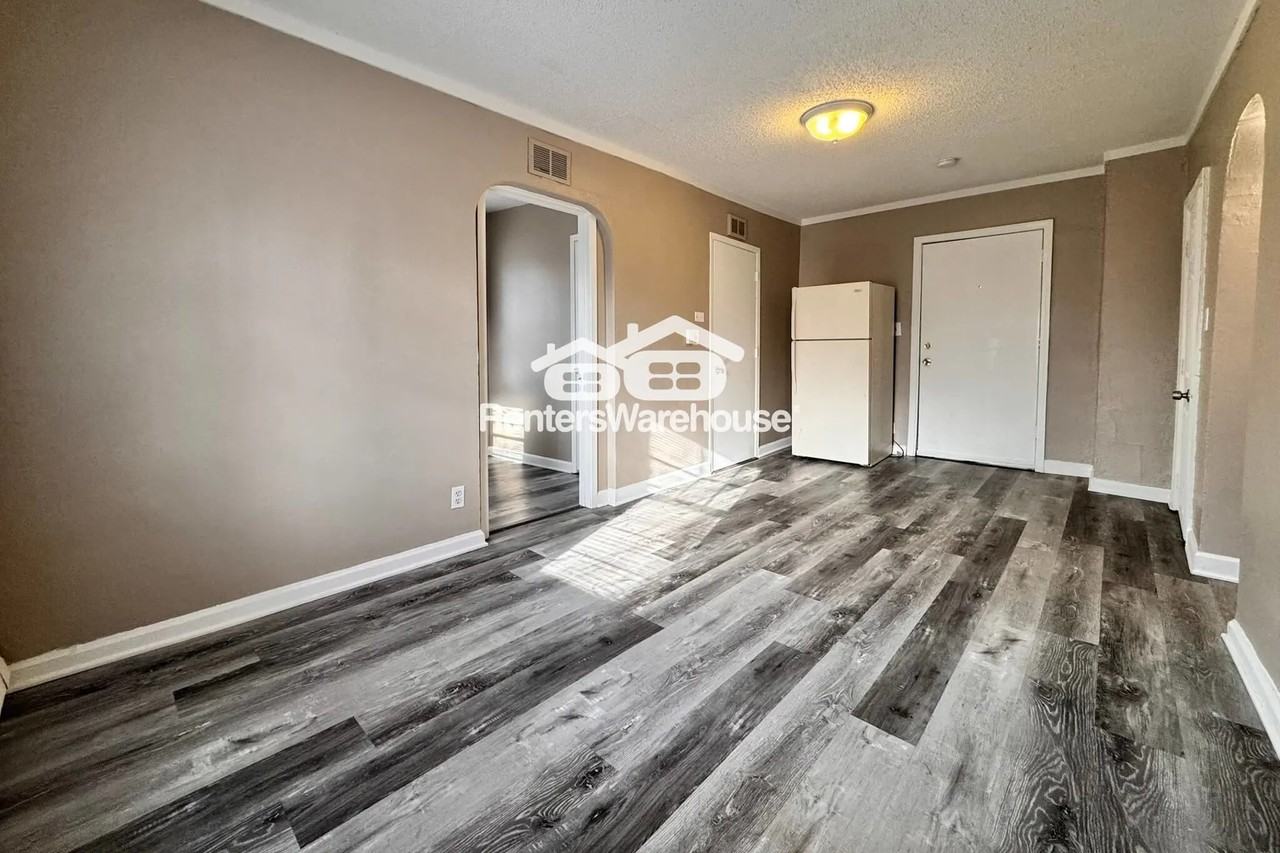 2828 Oxford St - Photo 2 of 9