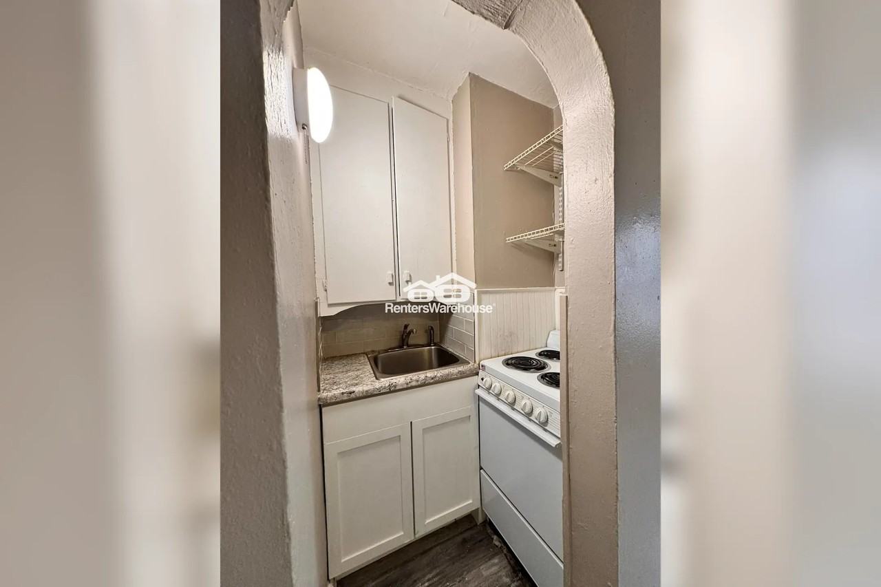 2828 Oxford St - Photo 3 of 9