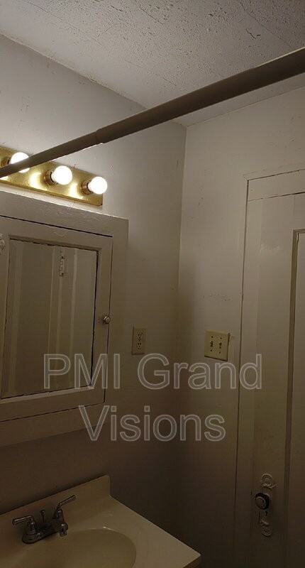 336 S 19th St - Photo 3 of 12