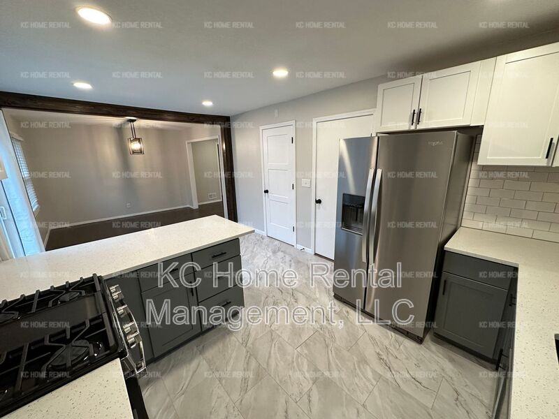 7421 Cherokee Dr - Photo 3 of 50