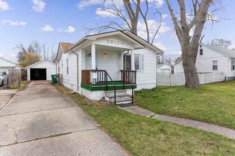 23100 Shakespeare Avenue - Photo 2 of 15