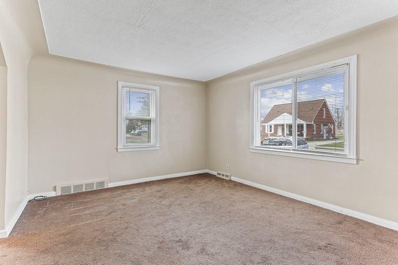 23100 Shakespeare Avenue - Photo 4 of 15