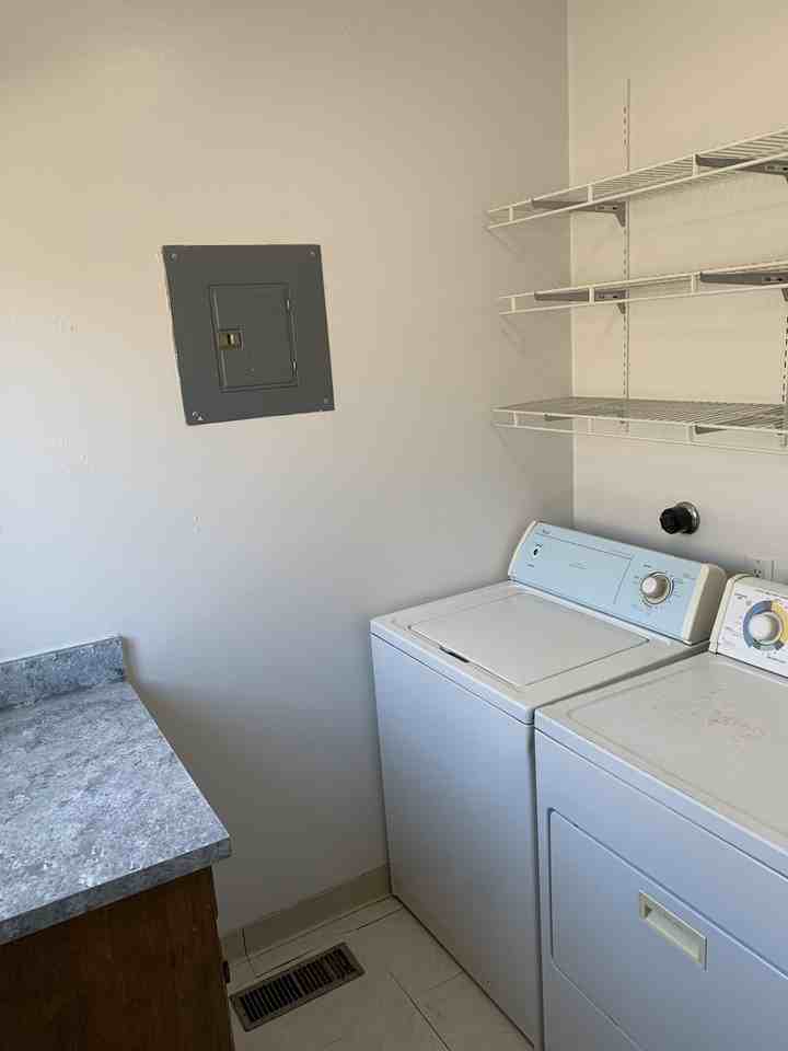 308 Stanford Dr Se - Photo 7 of 8