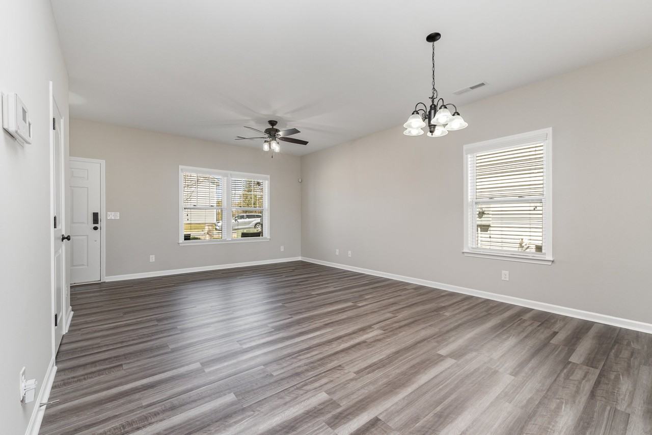 3390 Saddlebrook Dr - Photo 4 of 28