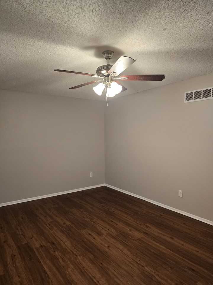 2442 Soundview Ct - Photo 3 of 20
