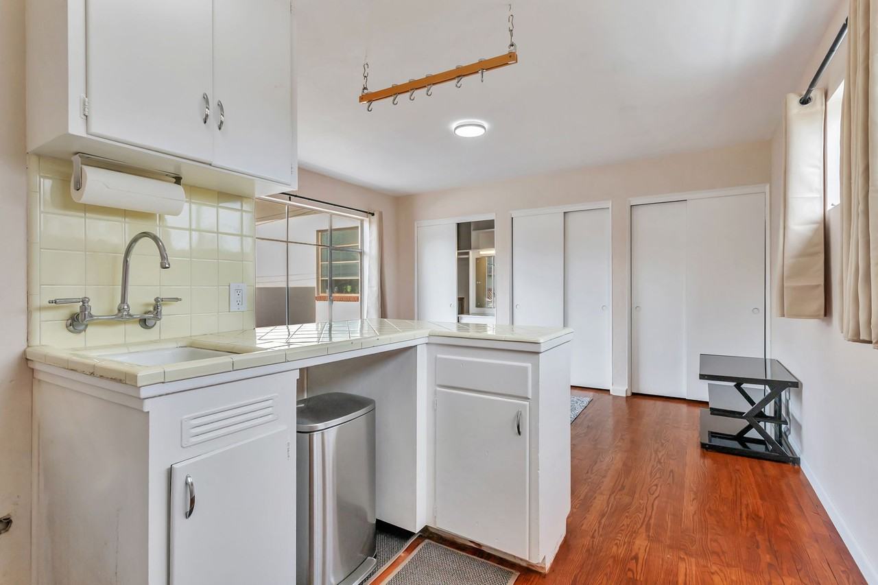 914 Center St - Photo 3 of 19