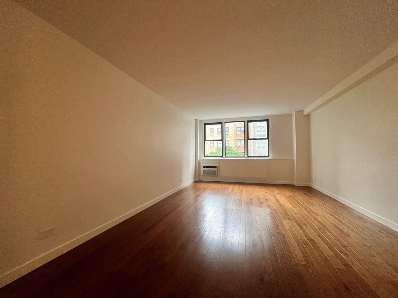 E 79th St #11T - Photo 4 of 8