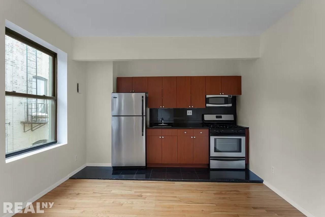 W 11th St #5H - Photo 3 of 5