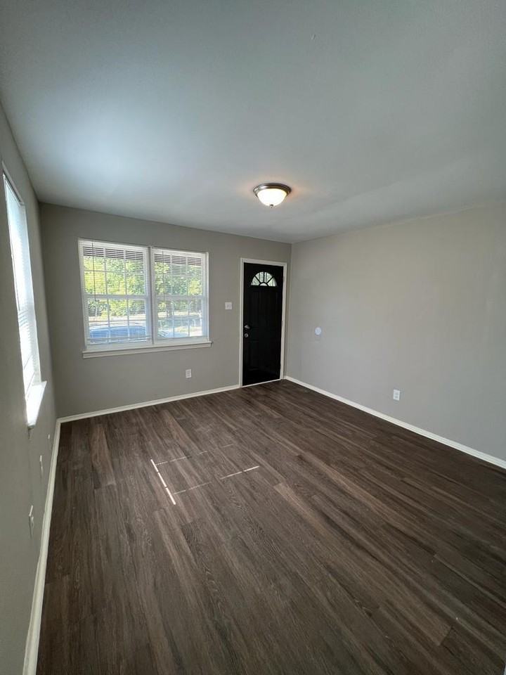 1320 Bruce Street - Photo 5 of 10