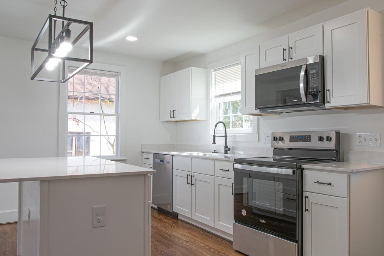 887 Pine St - Photo 4 of 17