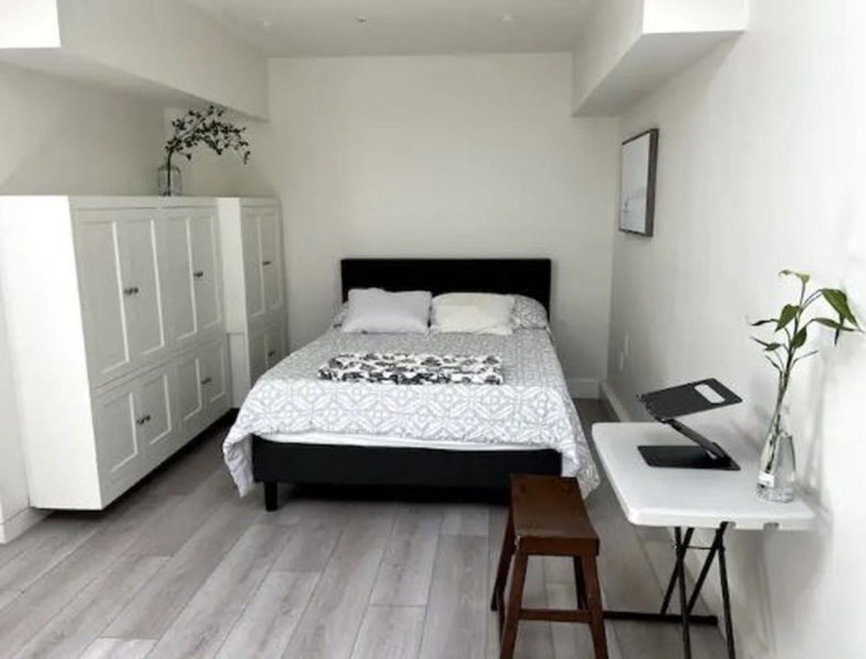 581 University Ave #581A - Photo 3 of 16