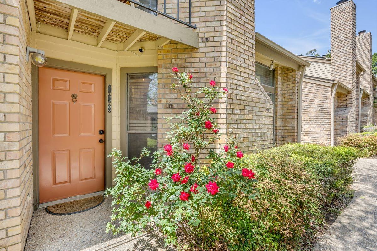 1500 W Lynn St ##103 - Photo 2 of 49