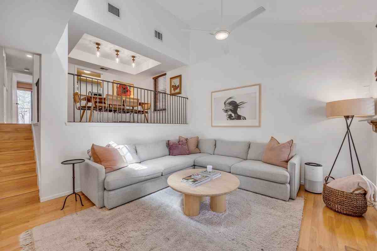 1500 W Lynn St ##103 - Photo 3 of 49