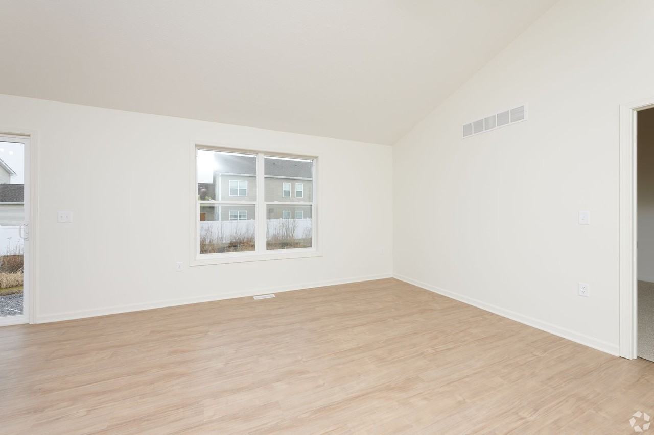 Kings Crossing Townhomes - Photo 4 of 6