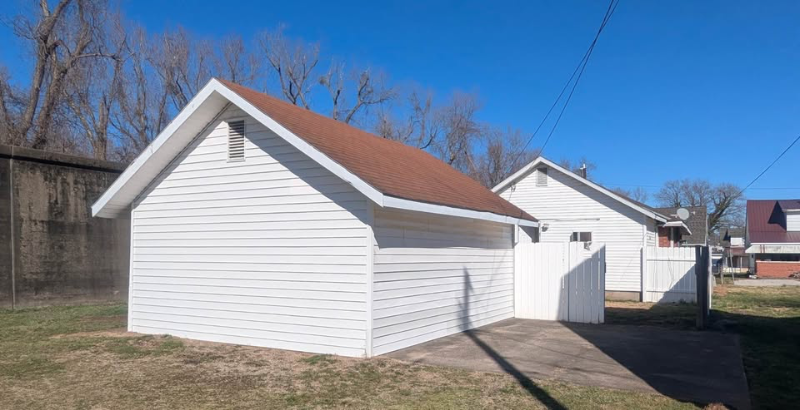 205 37th St - Photo 2 of 15