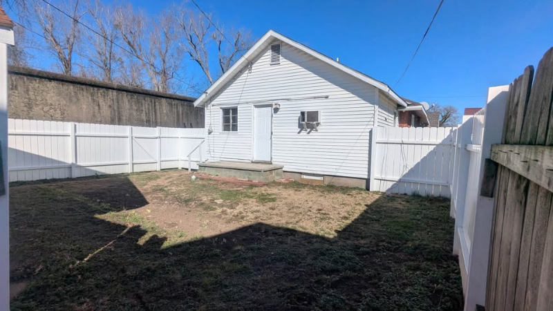 205 37th St - Photo 3 of 15