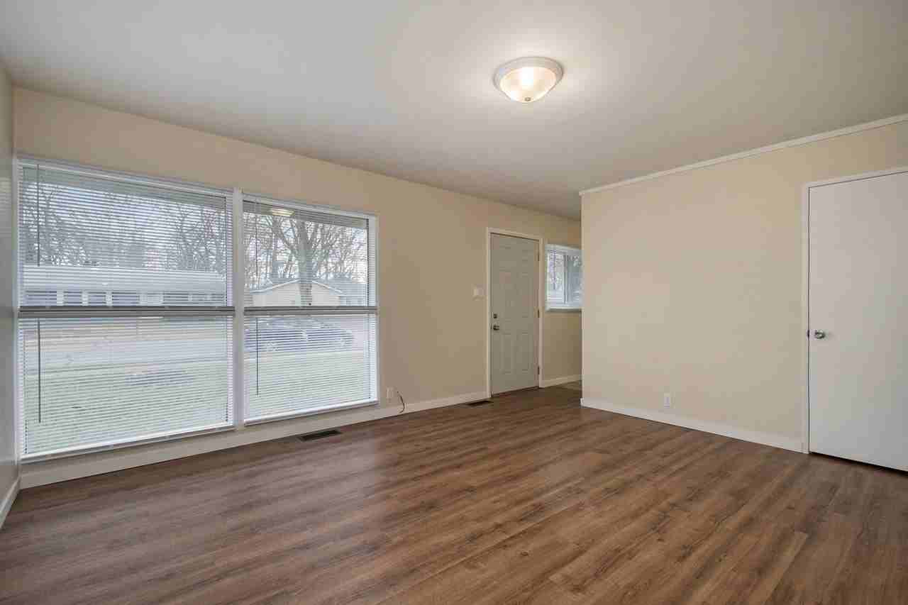 1301 Ebeling Dr - Photo 3 of 15