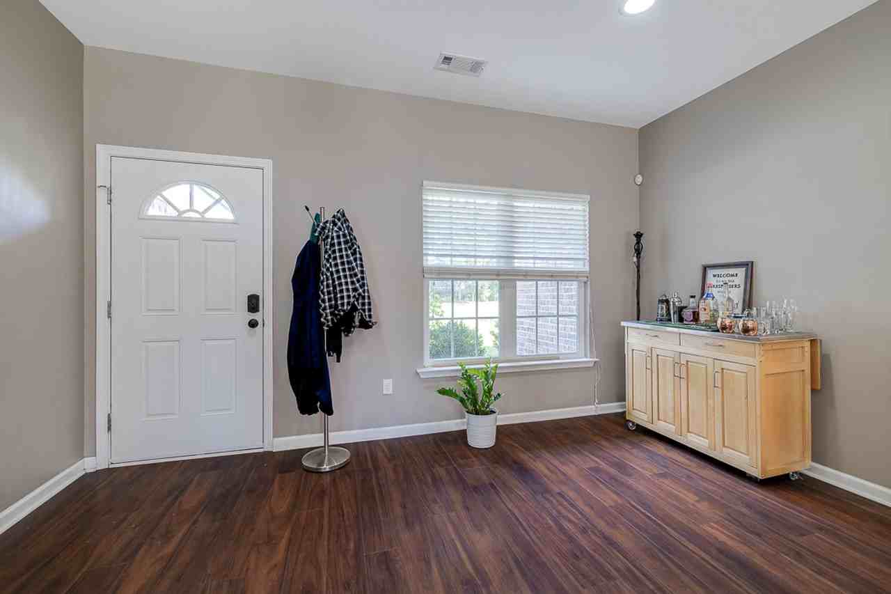 127 Sandstone Dr - Photo 3 of 13