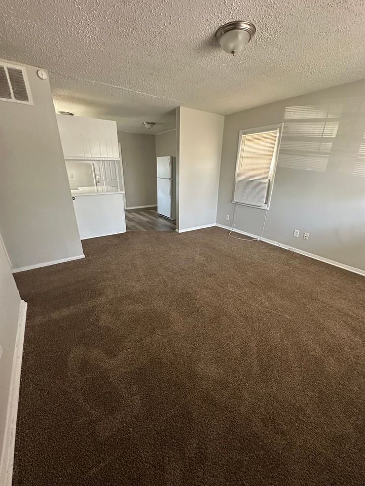 5706 E 40th Ter - Photo 2 of 10