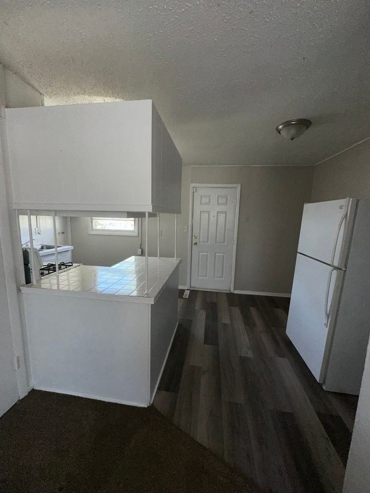 5706 E 40th Ter - Photo 3 of 10