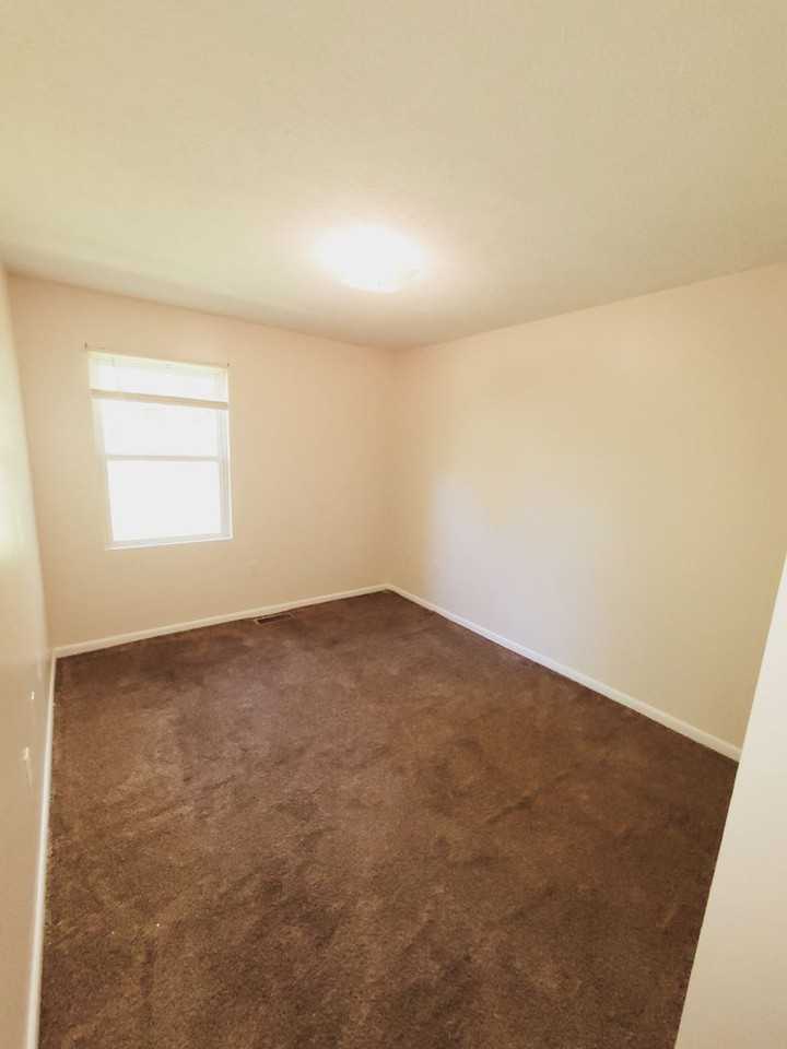 1053 Piedmont St - Photo 3 of 9