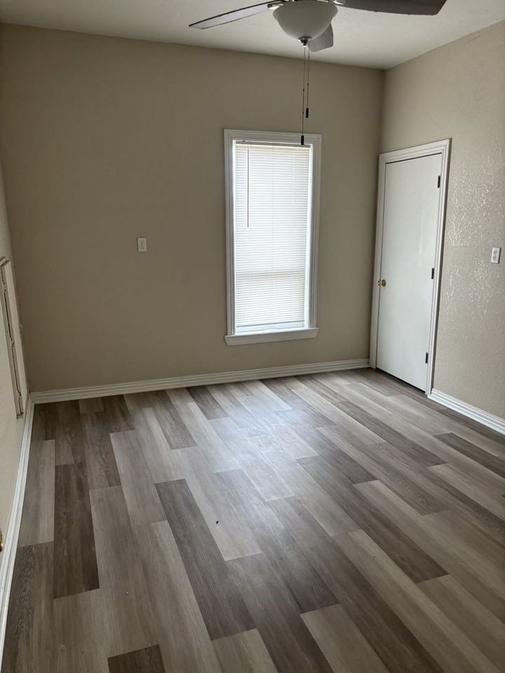 122 Se 7th St - Photo 2 of 8