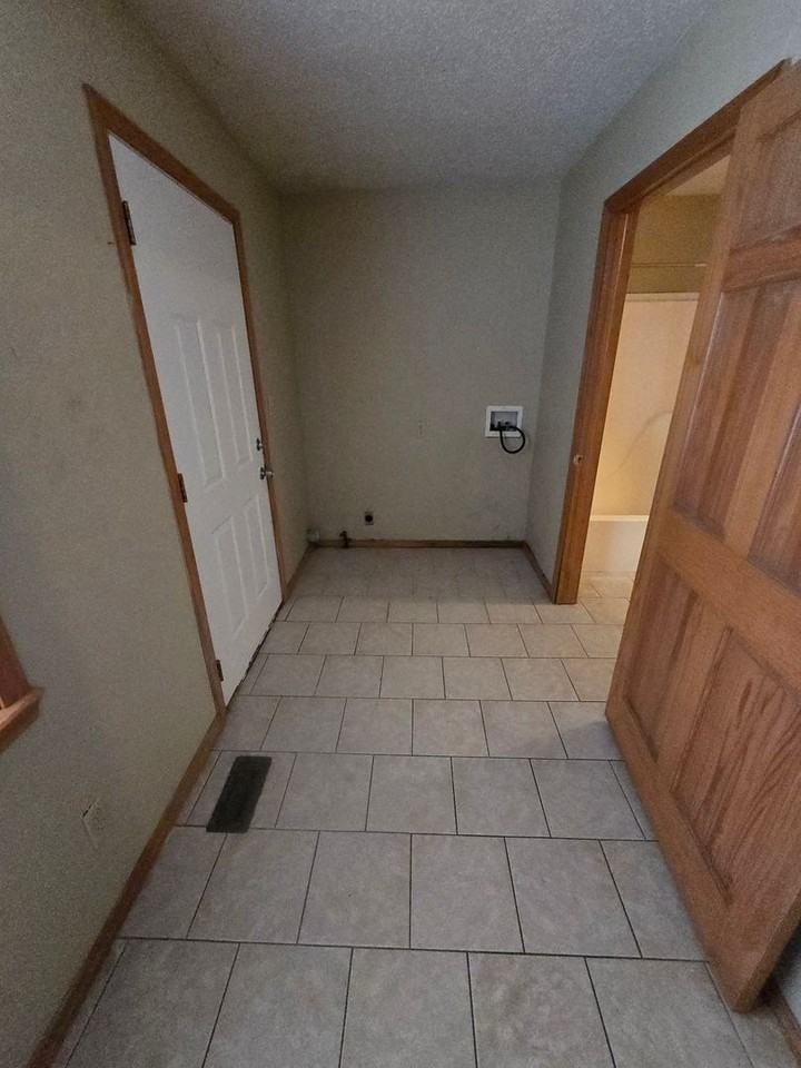 107 S Mayes St - Photo 3 of 13