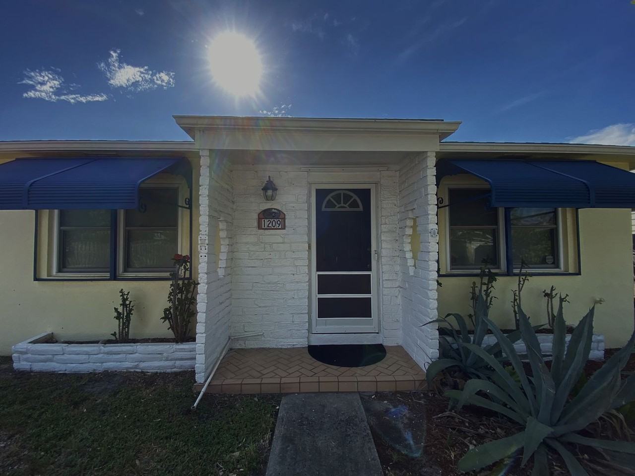 1209 N M St - Photo 3 of 40