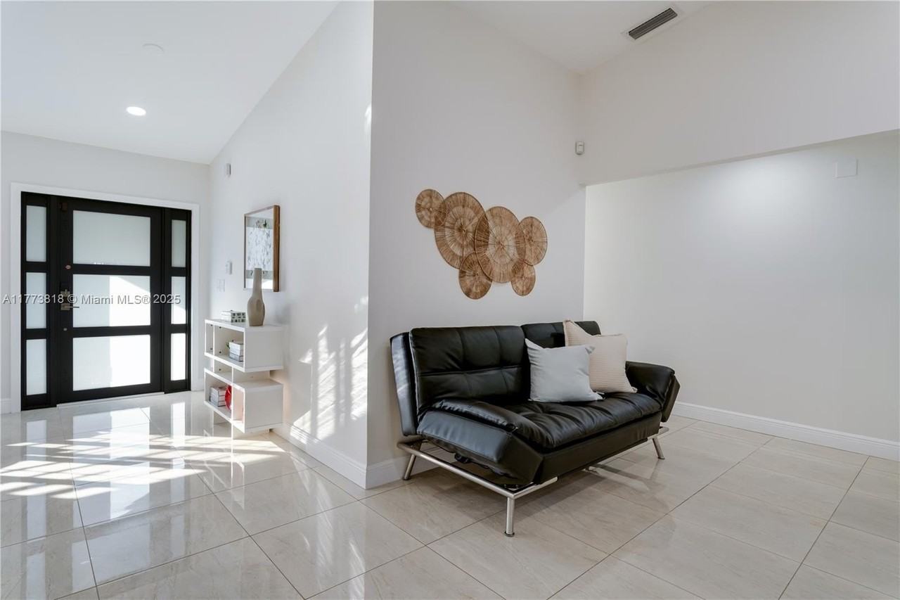 14517 Sw 98th Ter - Photo 4 of 32