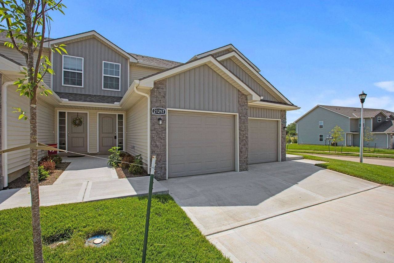 Oak Woods - Photo 2 of 33