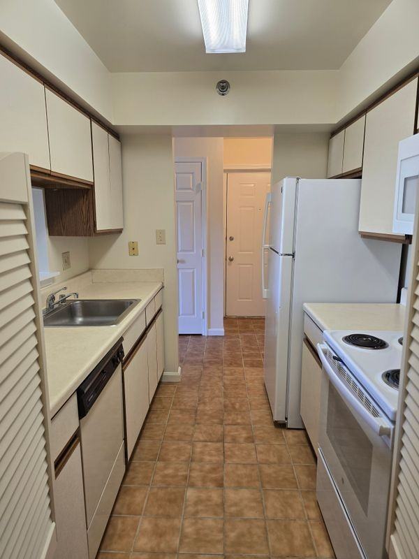 800 Thomas Ct ##1 - Photo 5 of 15