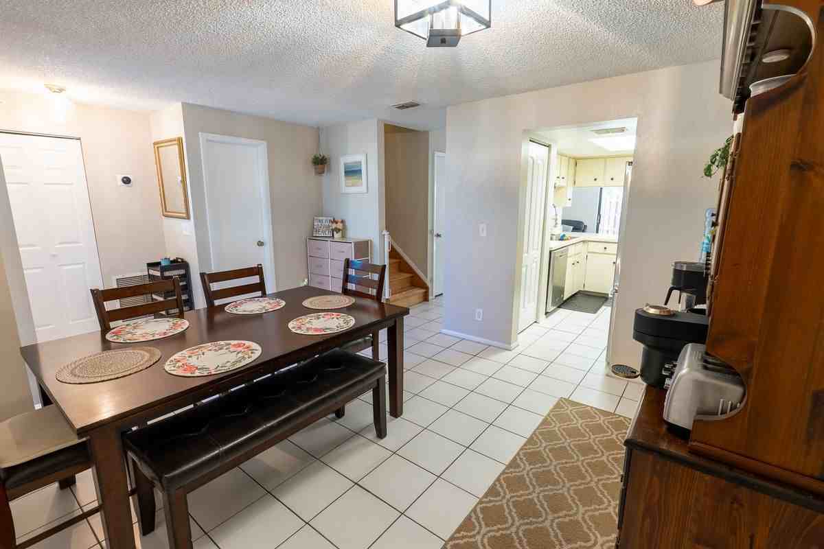 8712 Bay Ct - Photo 3 of 45