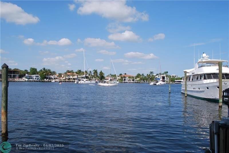 2727 Yacht Club Blvd - Photo 2 of 25