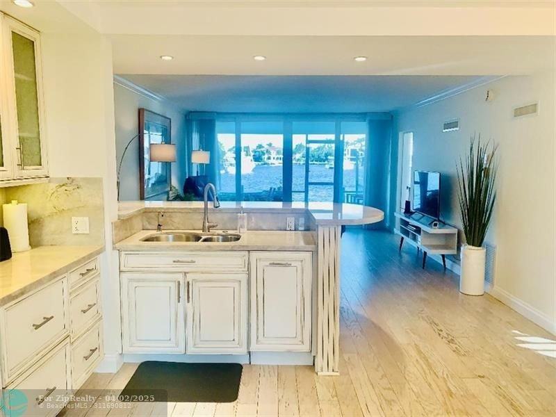 2727 Yacht Club Blvd - Photo 4 of 25