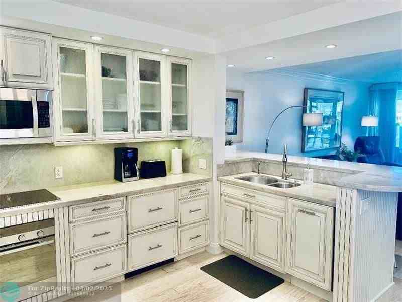 2727 Yacht Club Blvd - Photo 5 of 25