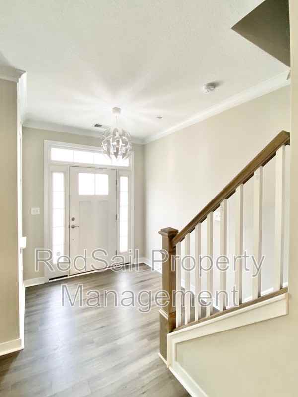 208 Fishers Ct - Photo 4 of 37